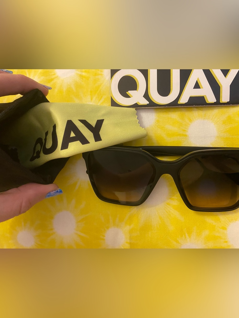 Quay | Level Up | Black Frame / Smoke Polarized Lens - Picture 14 of 16